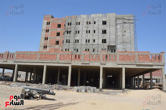 مبنى مستشفى إسنا الجديدة خلال مراحل العمل بها