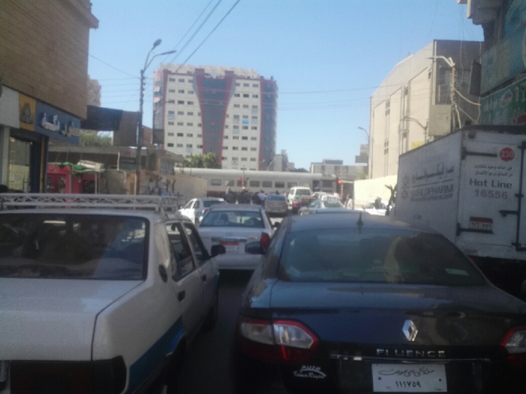 2- تكدس السيارات امام مزلقان محطة بنى سويف