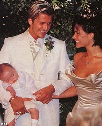 فيكتوريا وديفيد يوم زفافهما مع طفلهما الأكبر