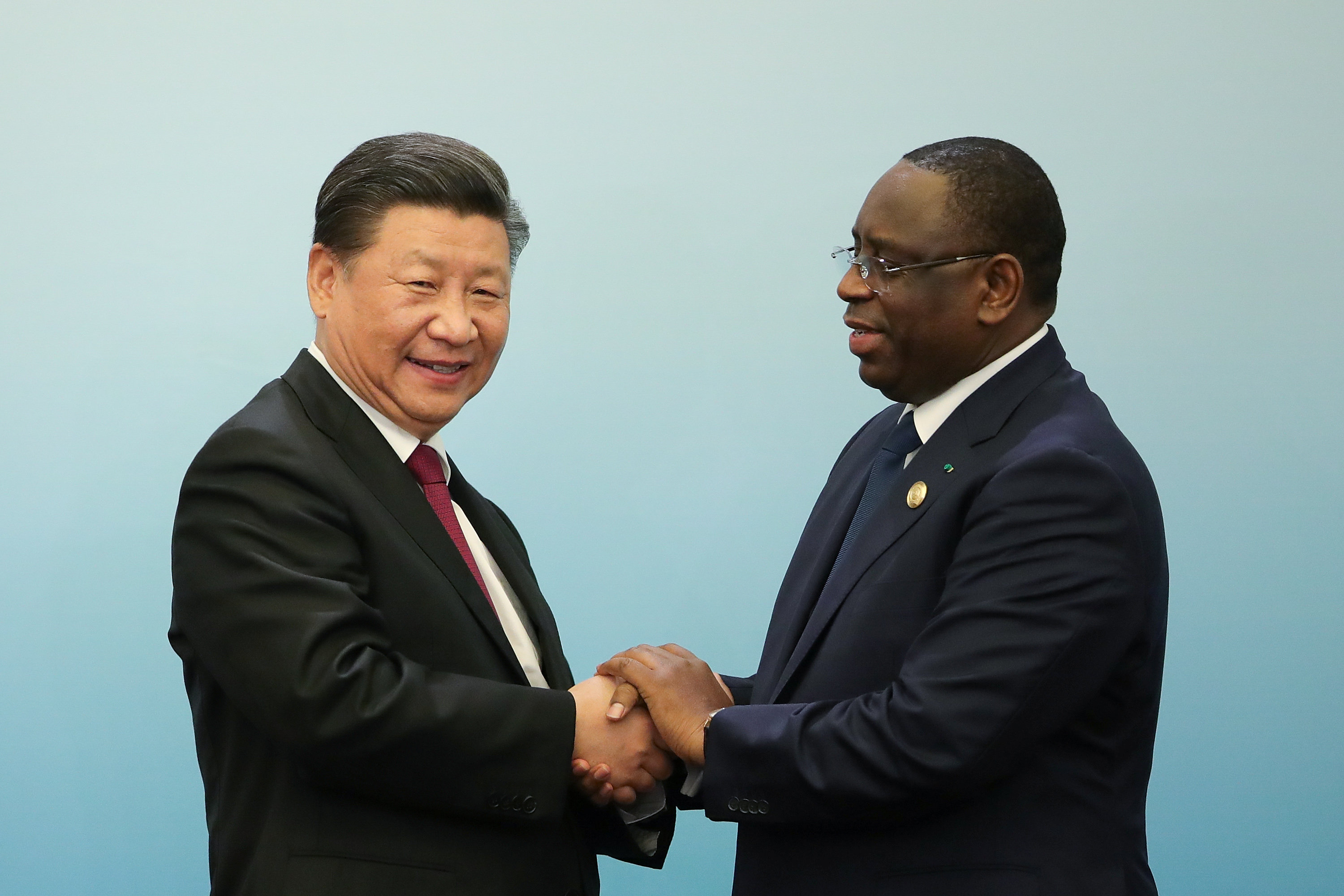 رئيس الصين والسنغال يلتقطان الصور التذكارية أثناء مصافحتهما