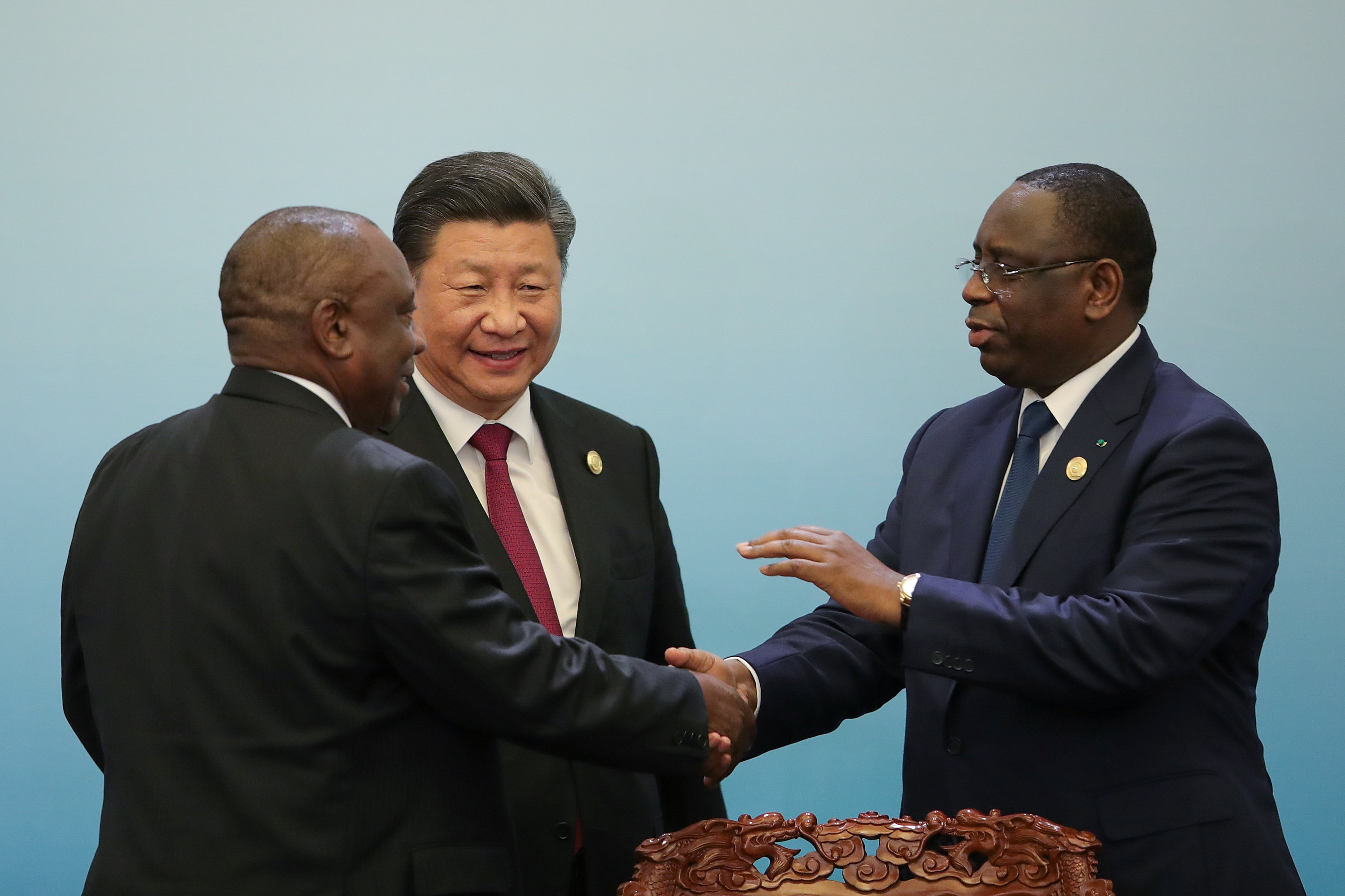 رؤوساء السنغال وجنوب افريقيا يتصافحان وسط سعادة من الرئيس الصينى