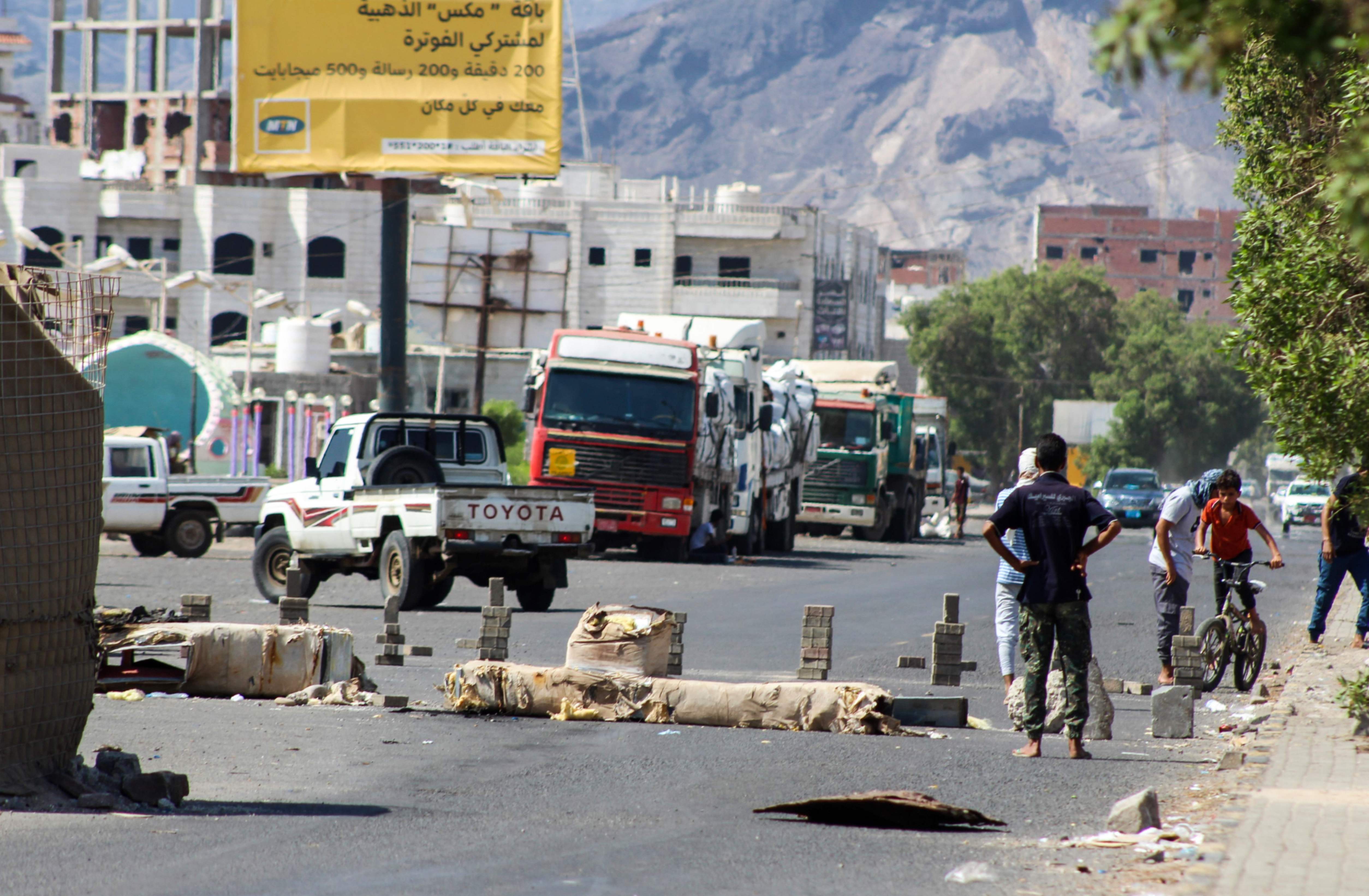 المتظاهرون اليمنيون يقطعون الطريق احتجاجا على التضخم وارتفاع تكاليف المعيشة فى  عدن