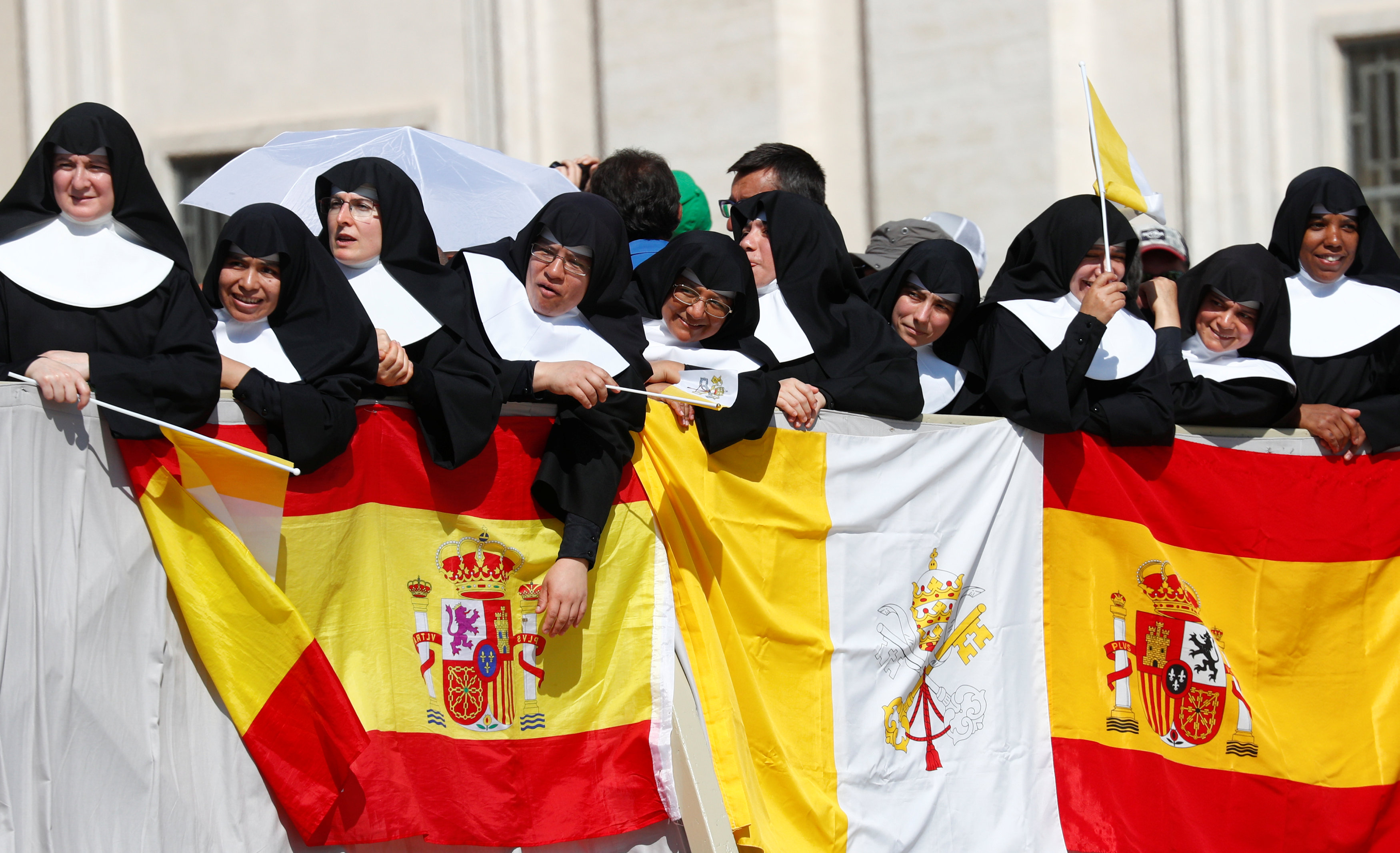 راهبات إسبانيات يحضرن حفل حضور البابا فرانسيس في الفاتيكان
