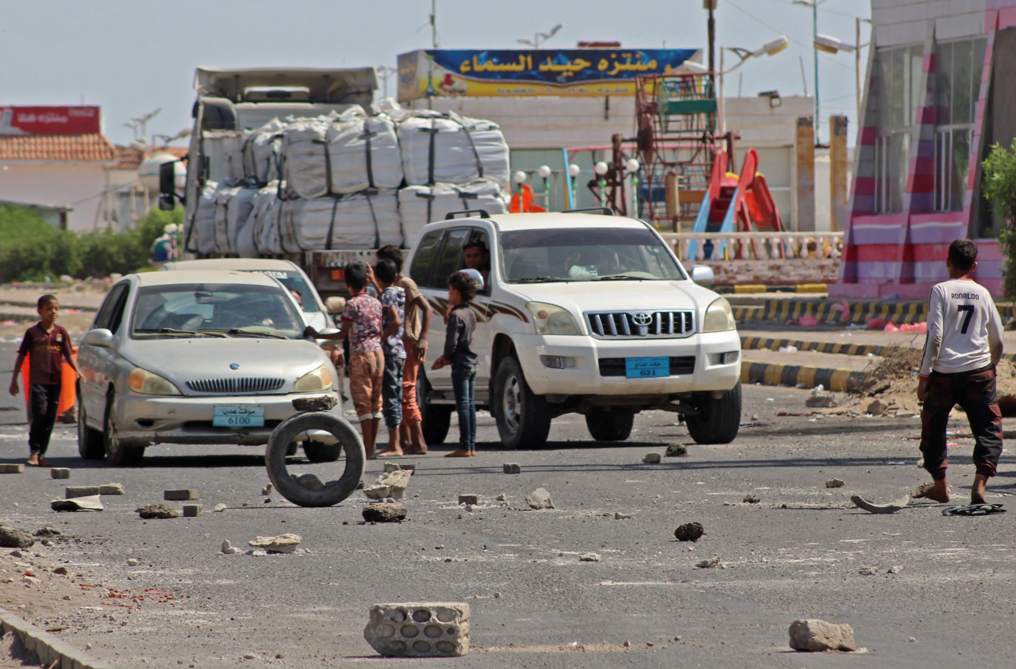 يمنيون يقطعون الطريق امام السيارات اعتراضا على تراجع العملة المحلية مقابل الدولار الأمريكى