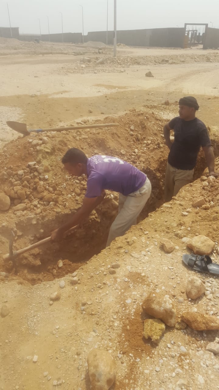 جانب من العمل فى إصلاح مواسير المياه بمدينة البغدادى الصناعية
