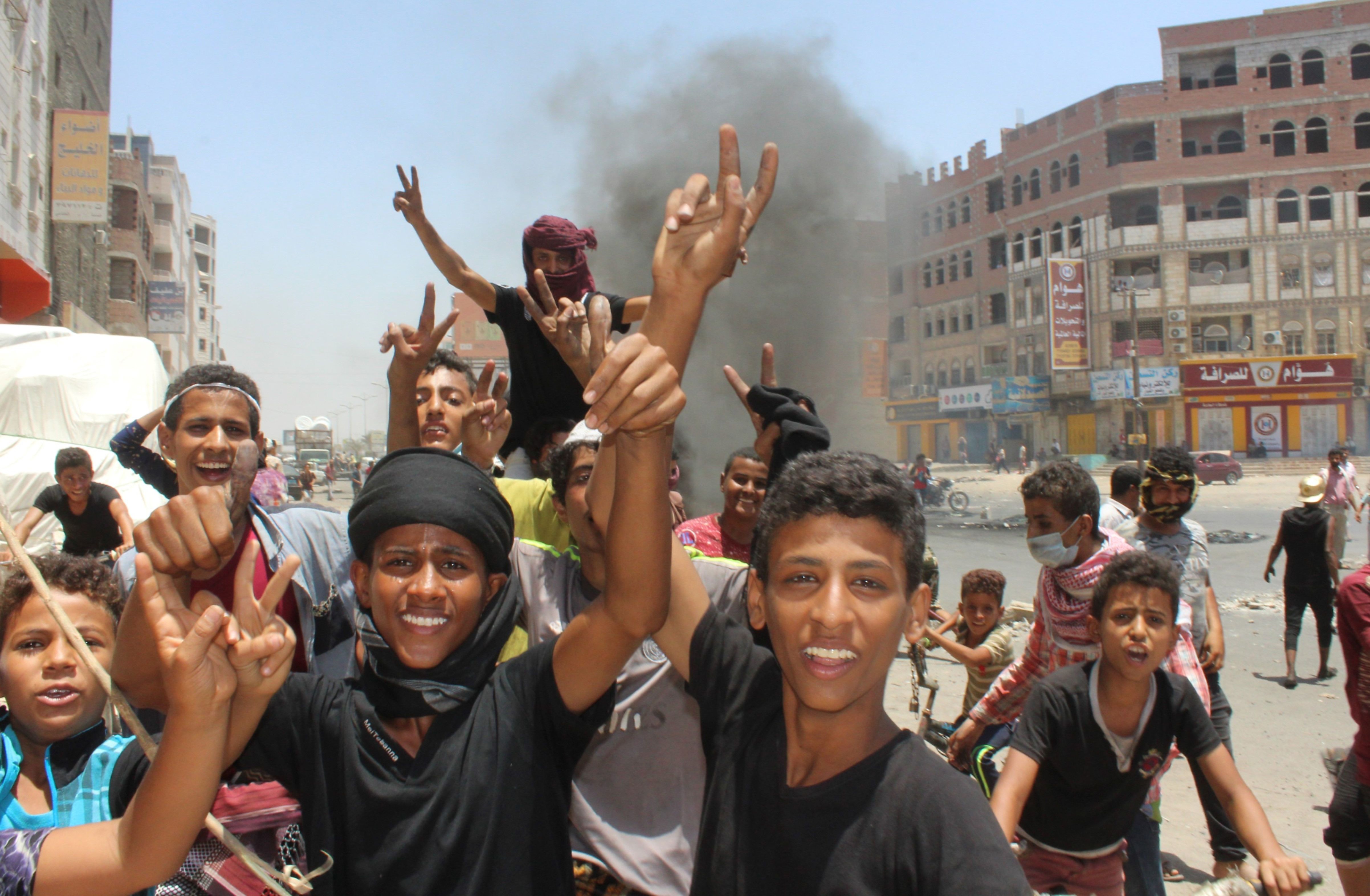 شباب اليمن يلوحون بعلامة النصر