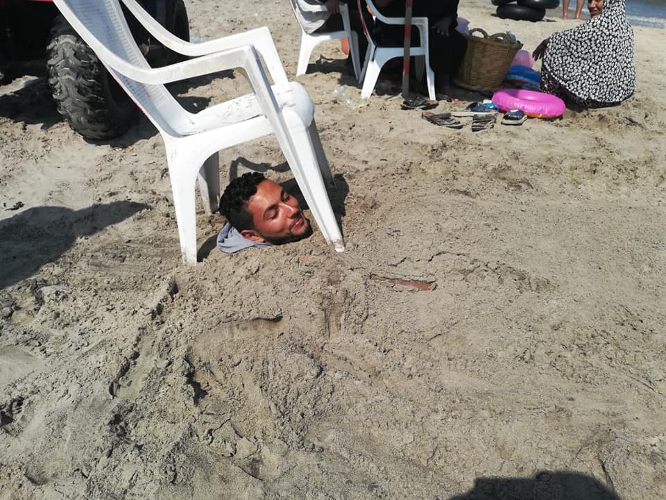 مصيف يدفن نفسه فى الرمال
