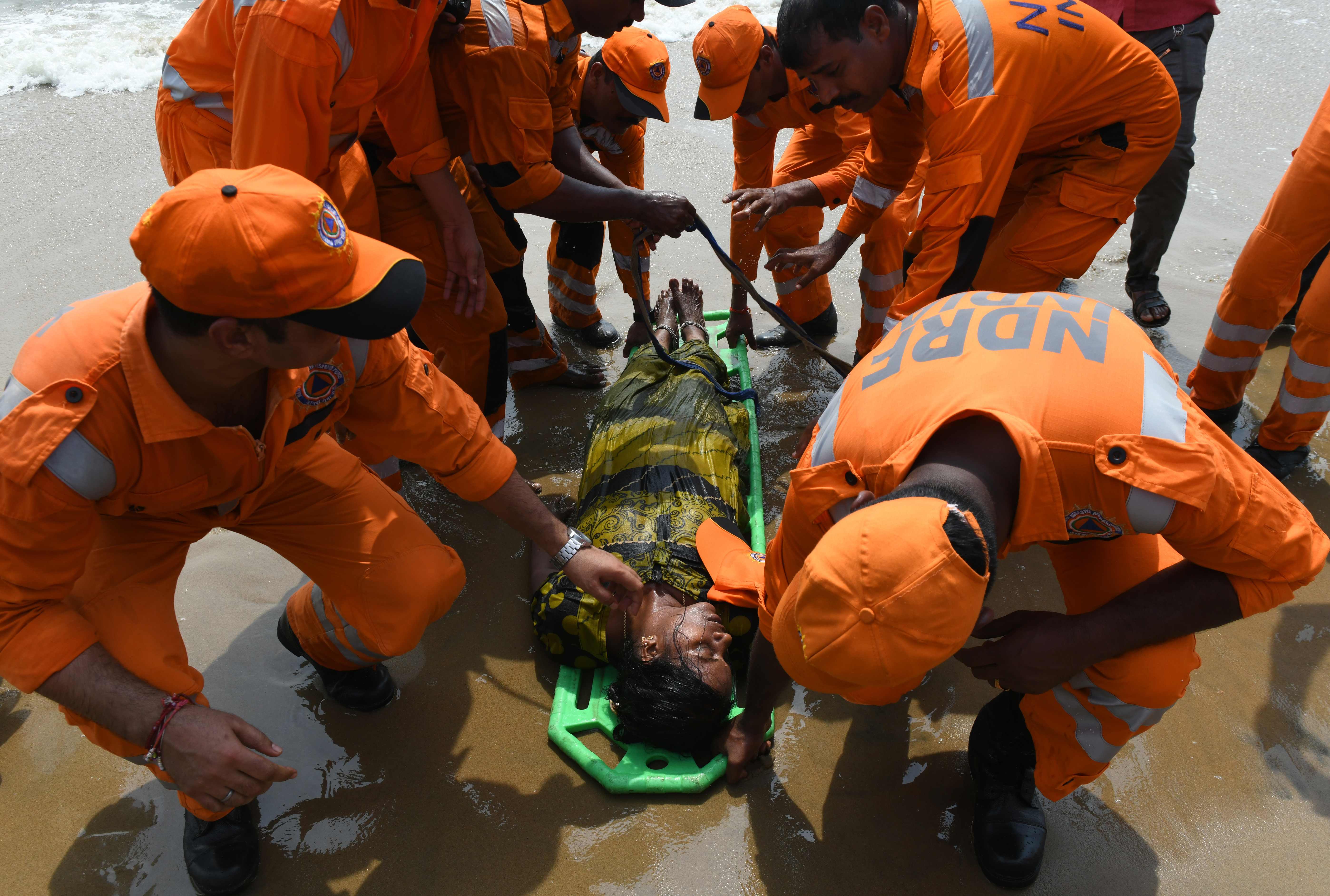 رجال الانقاذ ينقلون الى الغرقى الى المستشفيات