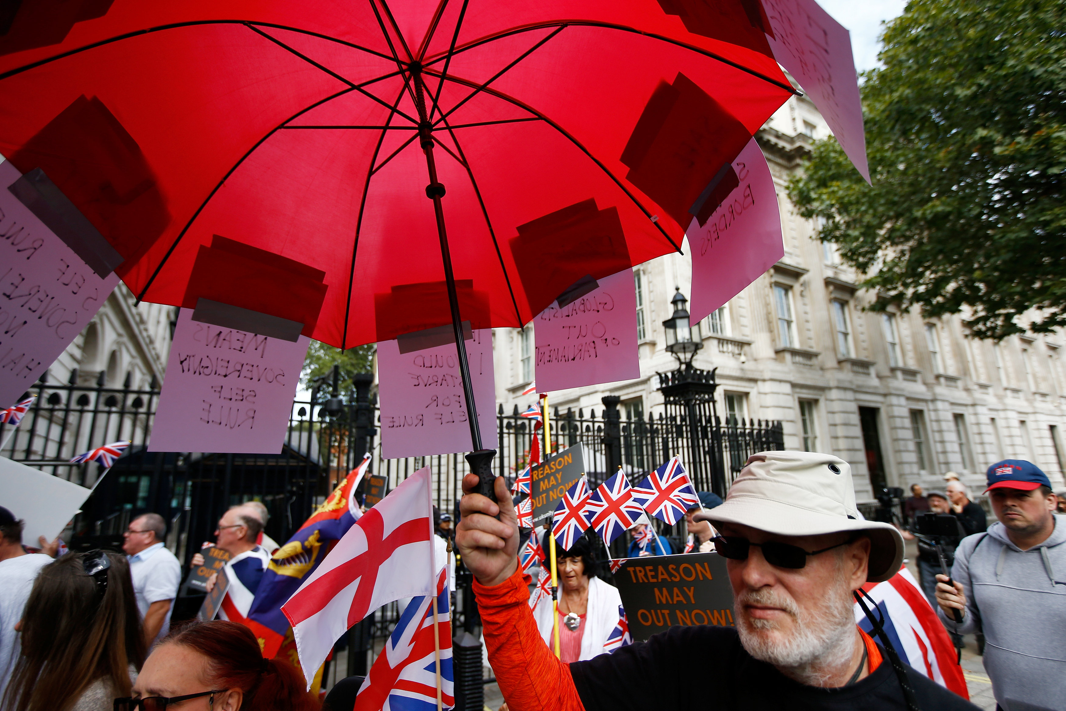 مجموعة من المتظاهرين أمام البرلمان البريطانى