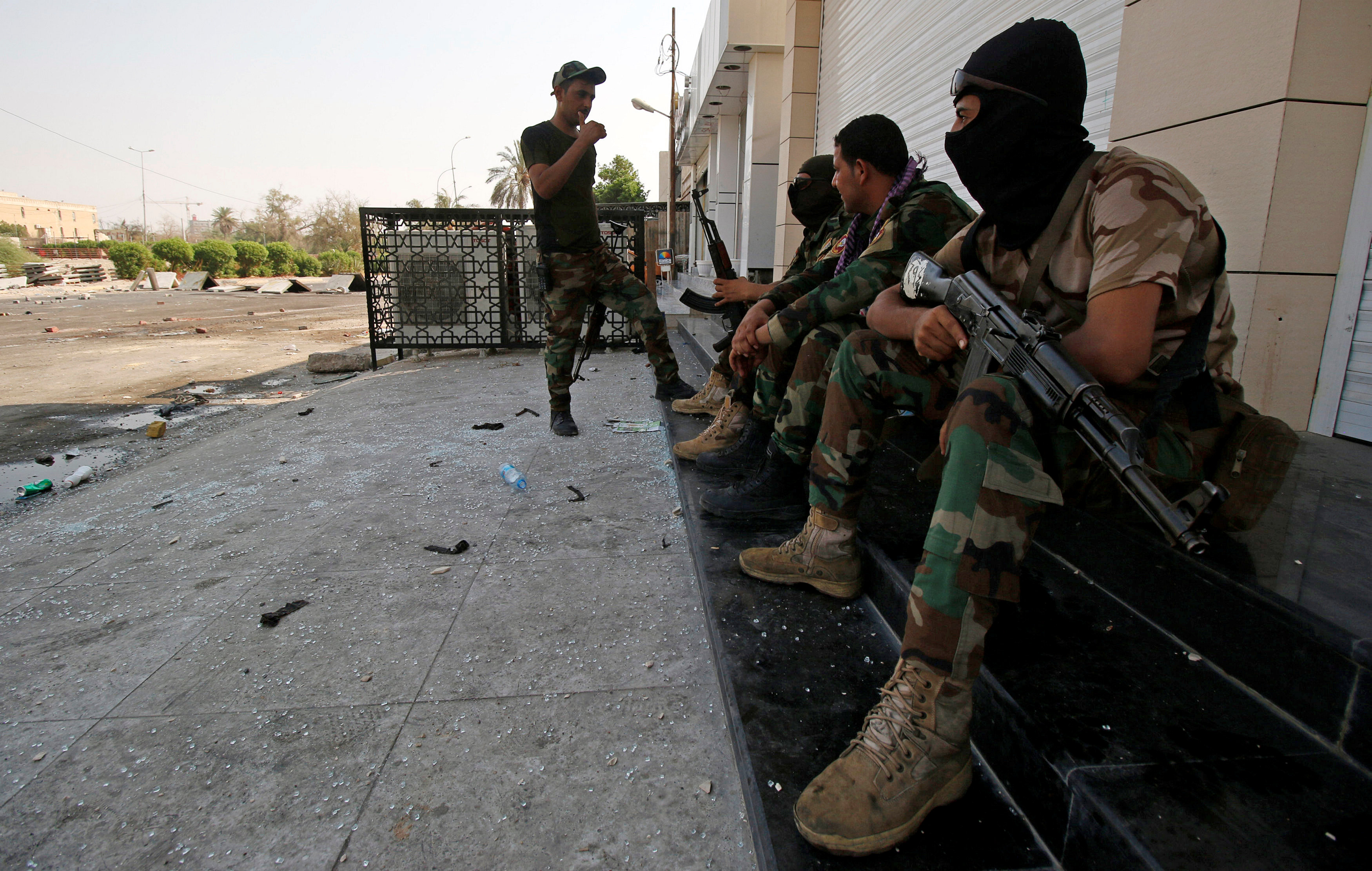 السلطات العراقية أثناء فرض حظر التجوال
