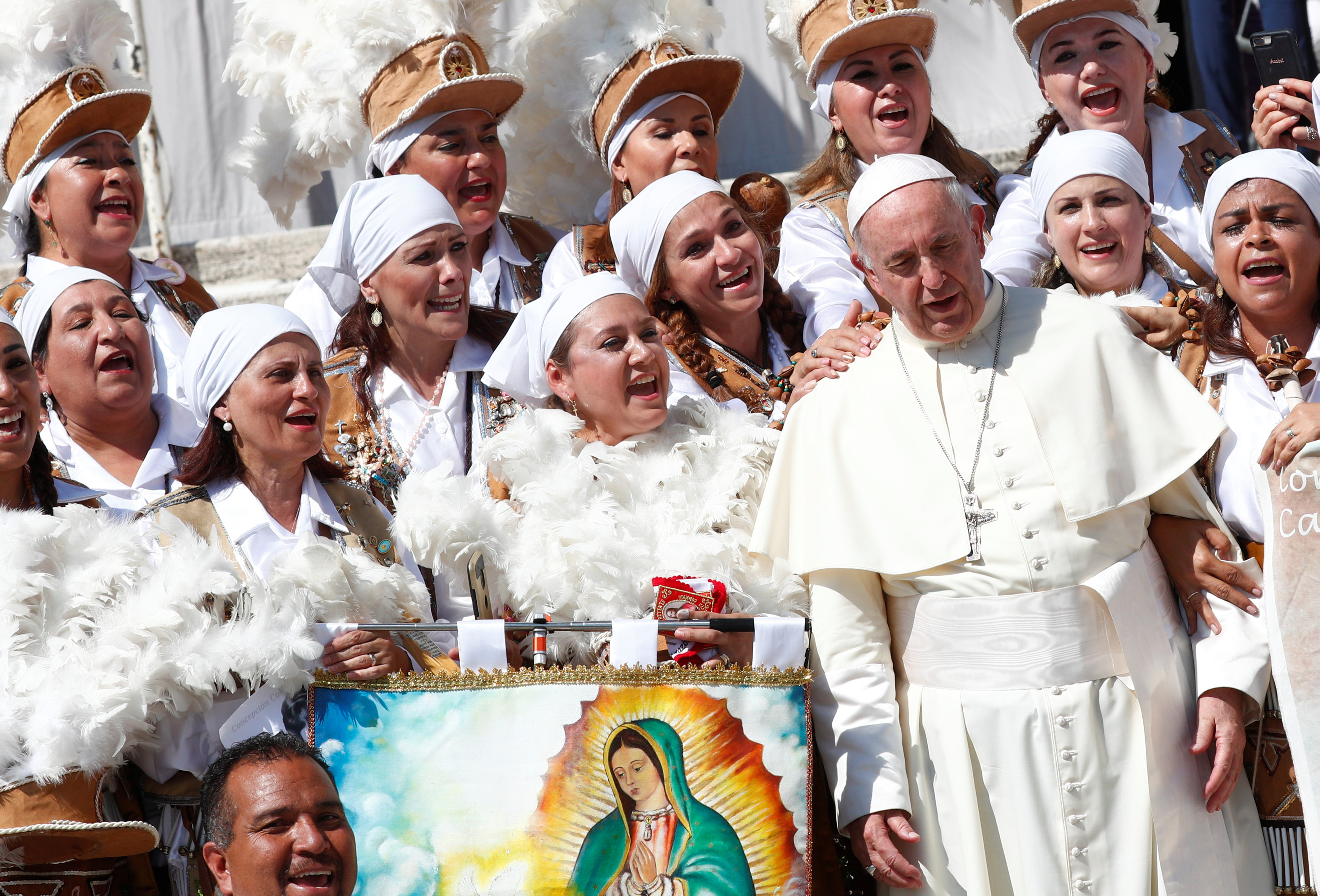 يقف البابا فرنسيس مع مجموعة من المكسيكيين في ساحة القديس بطرس في الفاتيكان