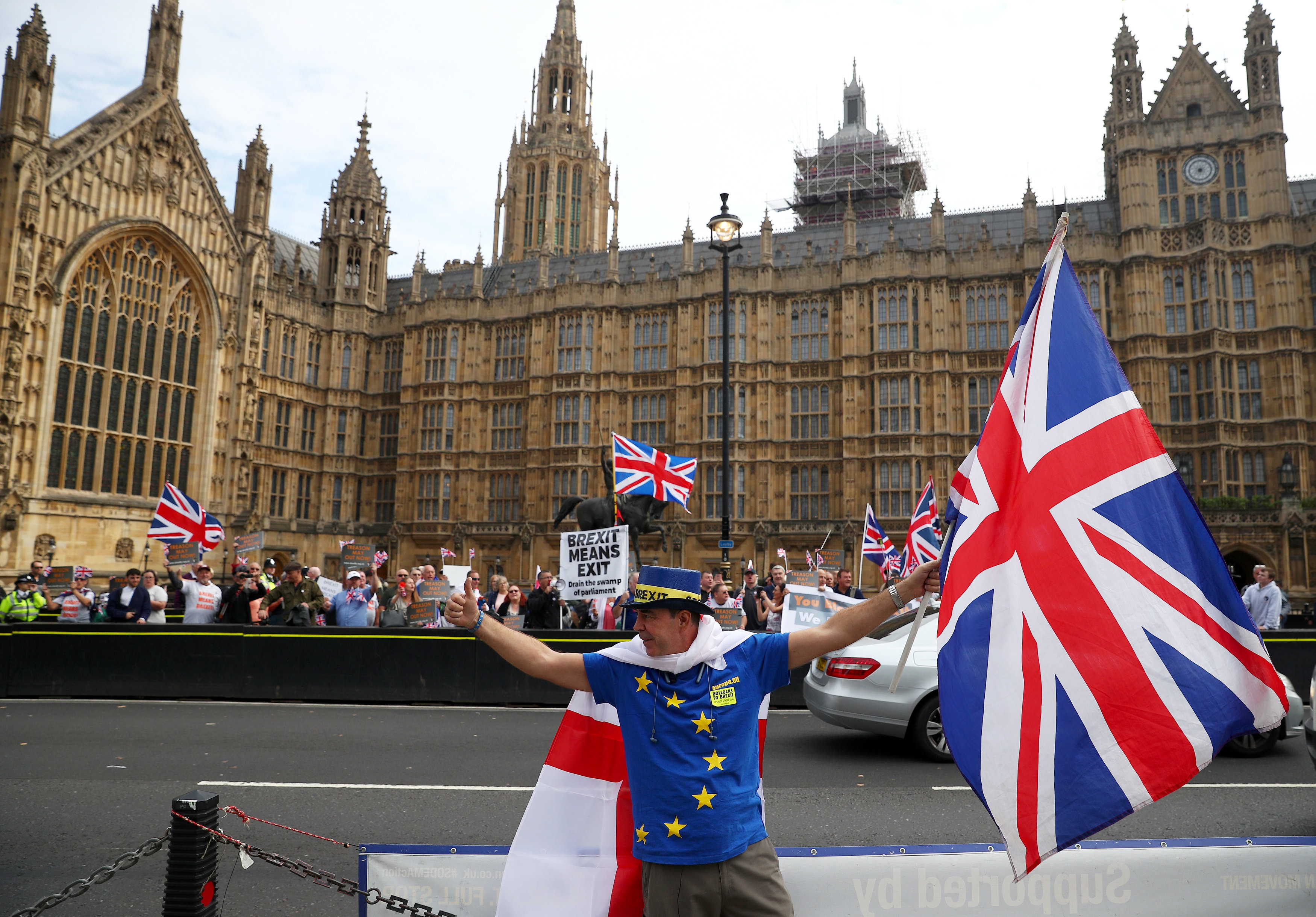 متظاهرون يرتدون أزياء بألوان علم الاتحاد الأوروبى