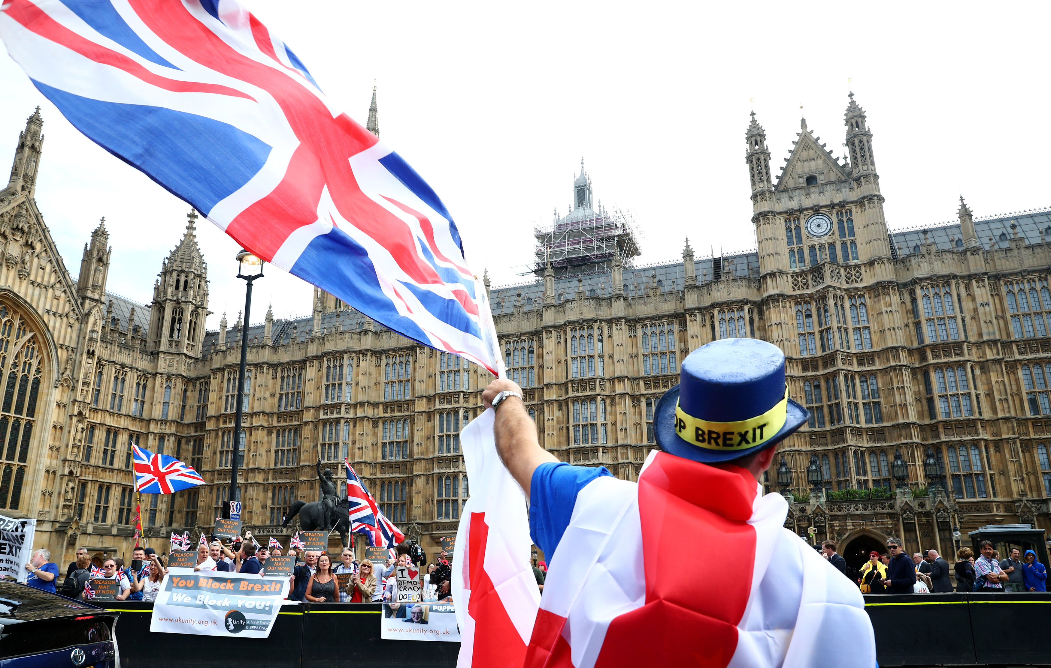 احتشاد مئات المتظاهرين أمام البرلمان البريطانى