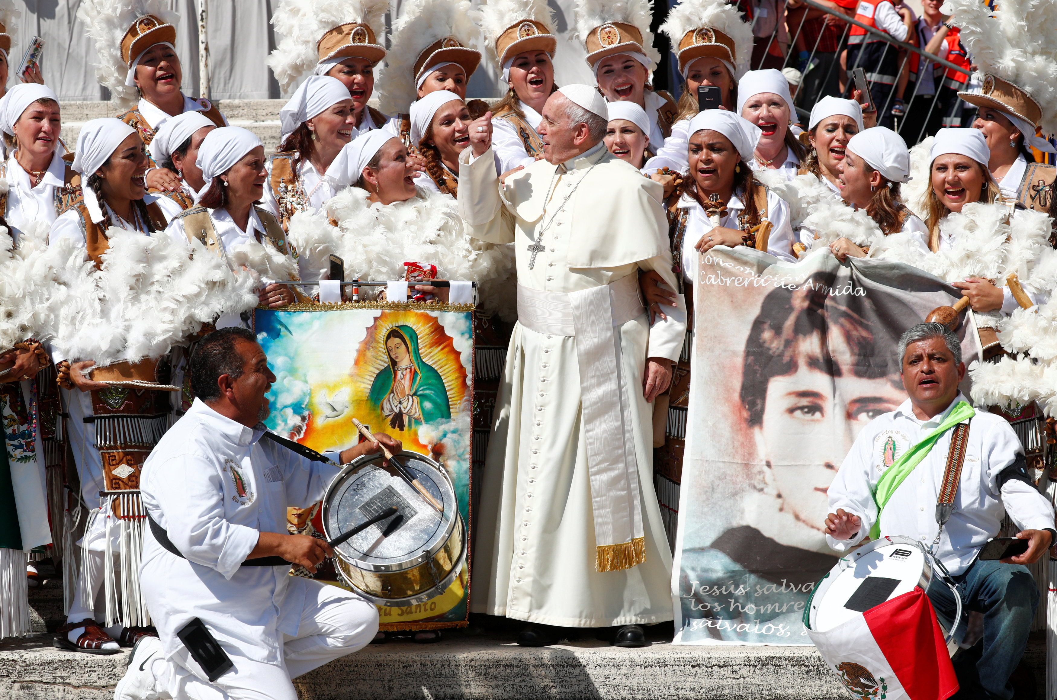 البابا فرنسيس مع  المكسيكيين في ساحة القديس بطرس