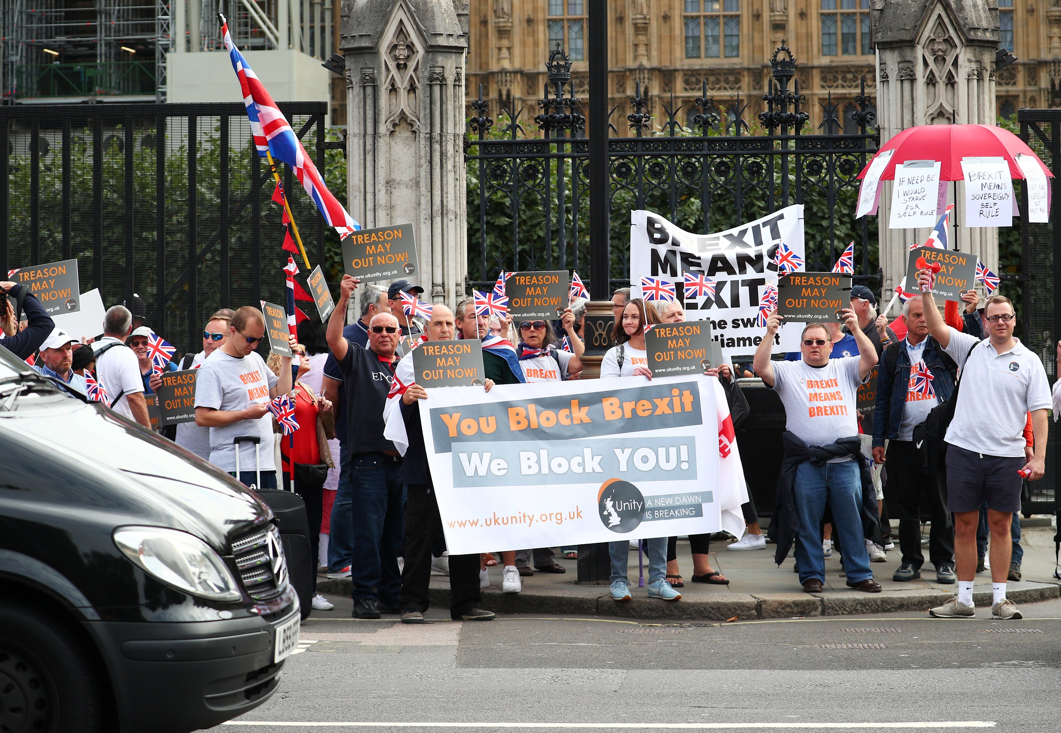 متظاهرون على جانب الطريق أمام البرلمان البريطانى