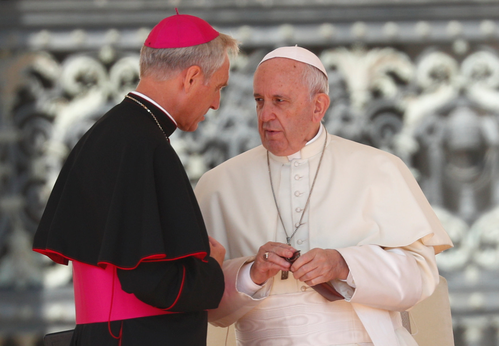 البابا فرنسيس يتحدث مع رئيس الأساقفة جورج جانسين