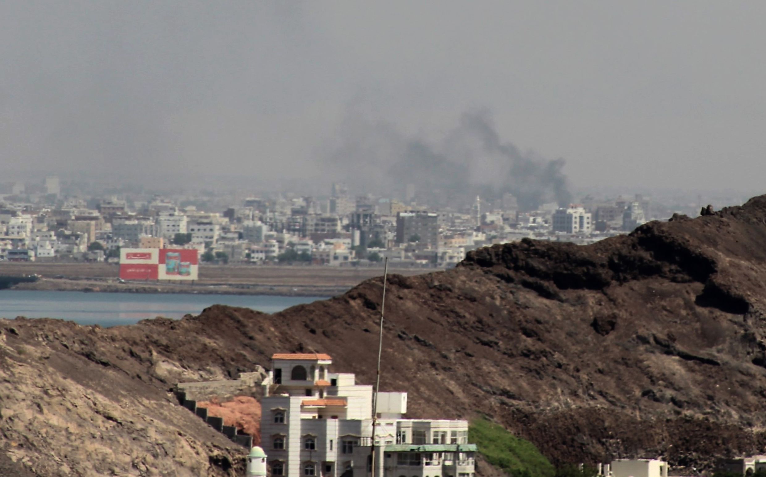 أعمدة الدخان تظهر فى الخلفية بمدينة عدن الثانية باليمن
