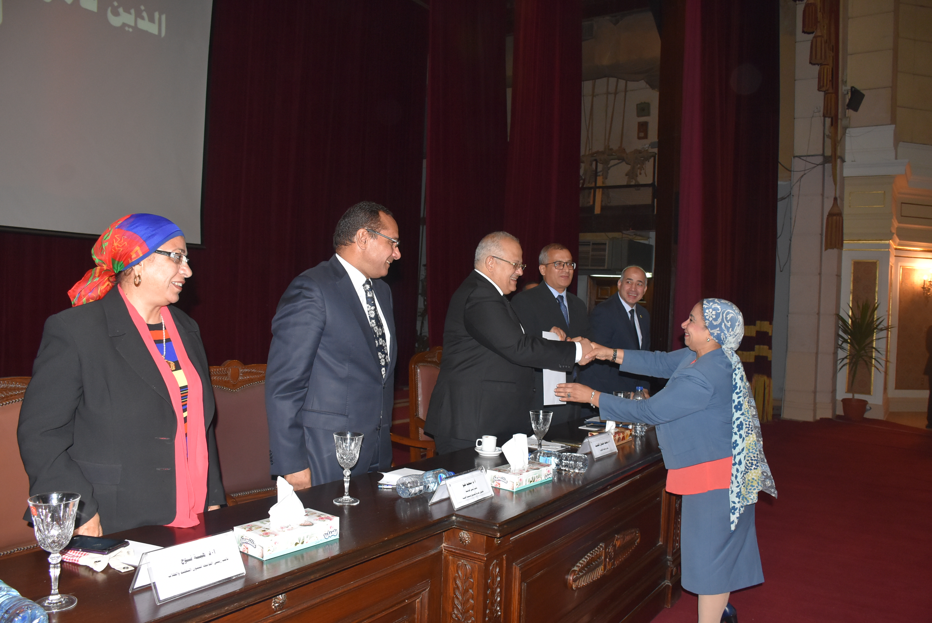 جامعة القاهرة تكرم مجموعة جديدة من باحثيها  (7)