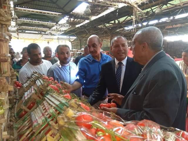 نائب محافظ القاهرة يتفقد سوق العبور  (3)