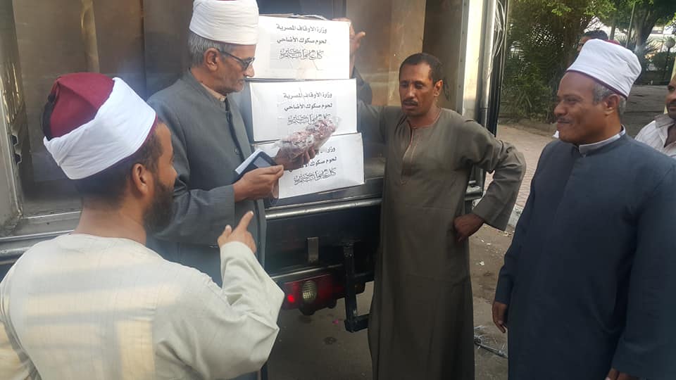     وكيل أوقاف الأقصر يشهد توزيع لحوم الأضاحي للأسر الأكثر إحتياجاً