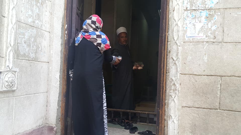     جانب من توزيع لحوم الاوقاف للاهالي بالاقصر