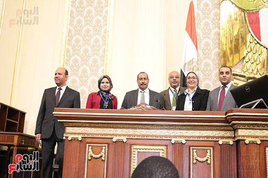 صور وفد مالاوى يلتقط الصور التذكارية بمتحف البرلمان المصرى (10)