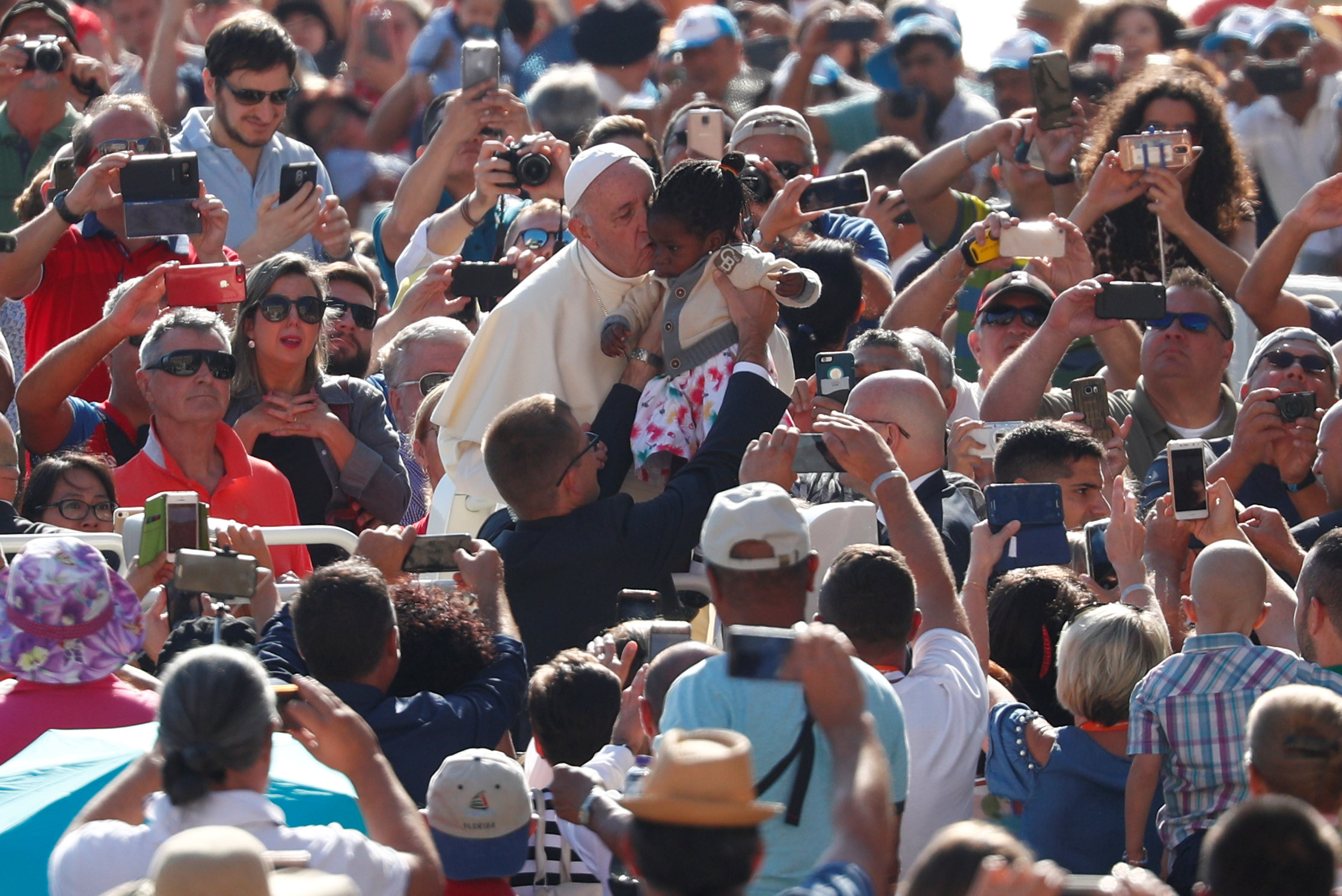 البابا فرنسيس يصل لقيادة الجمهور العام الأربعاء في ساحة القديس بطرس في الفاتيكان