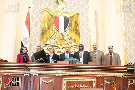 صور وفد مالاوى يلتقط الصور التذكارية بمتحف البرلمان المصرى (11)