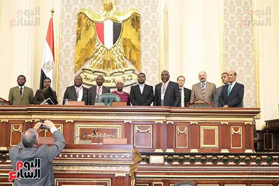 صور وفد مالاوى يلتقط الصور التذكارية بمتحف البرلمان المصرى (9)