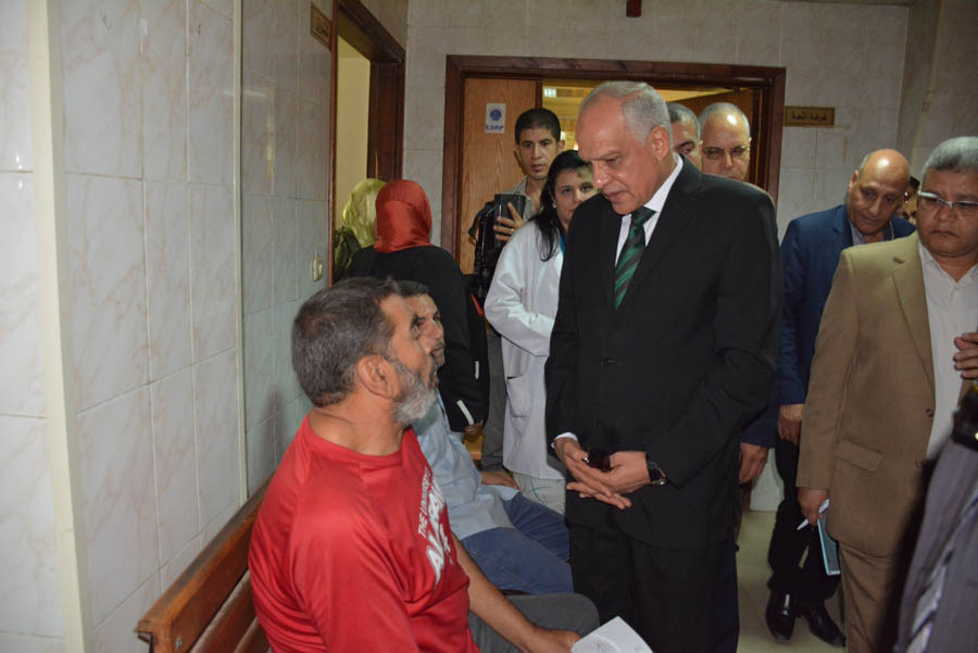 محافظ الجيزة يتفقد 13 قسم داخل مستشفى أم المصريين العام (1)