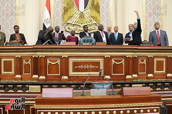 صور وفد مالاوى يلتقط الصور التذكارية بمتحف البرلمان المصرى (8)