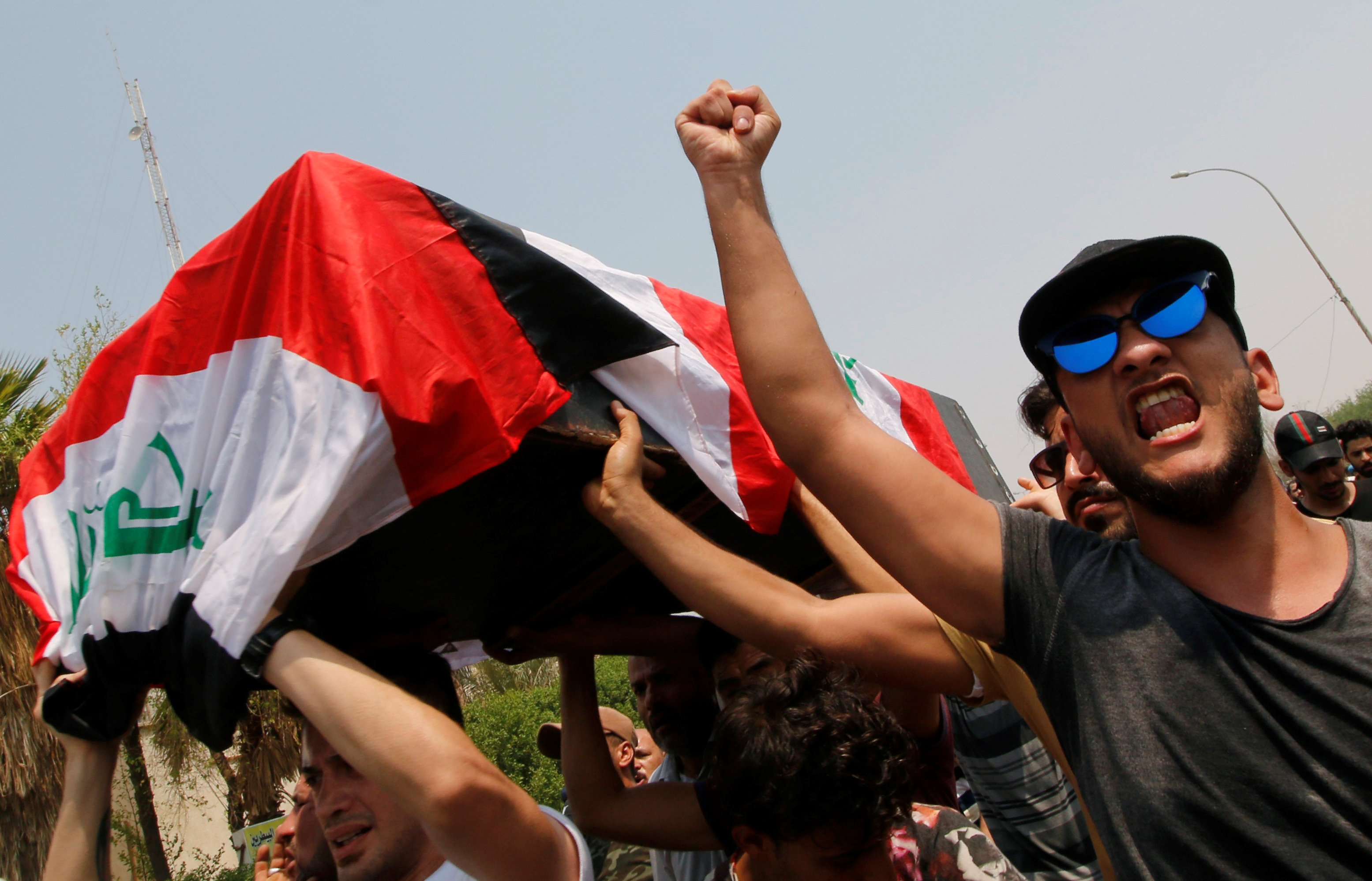 العراقيون يشيعون جثمان قتلى المظاهرات 
