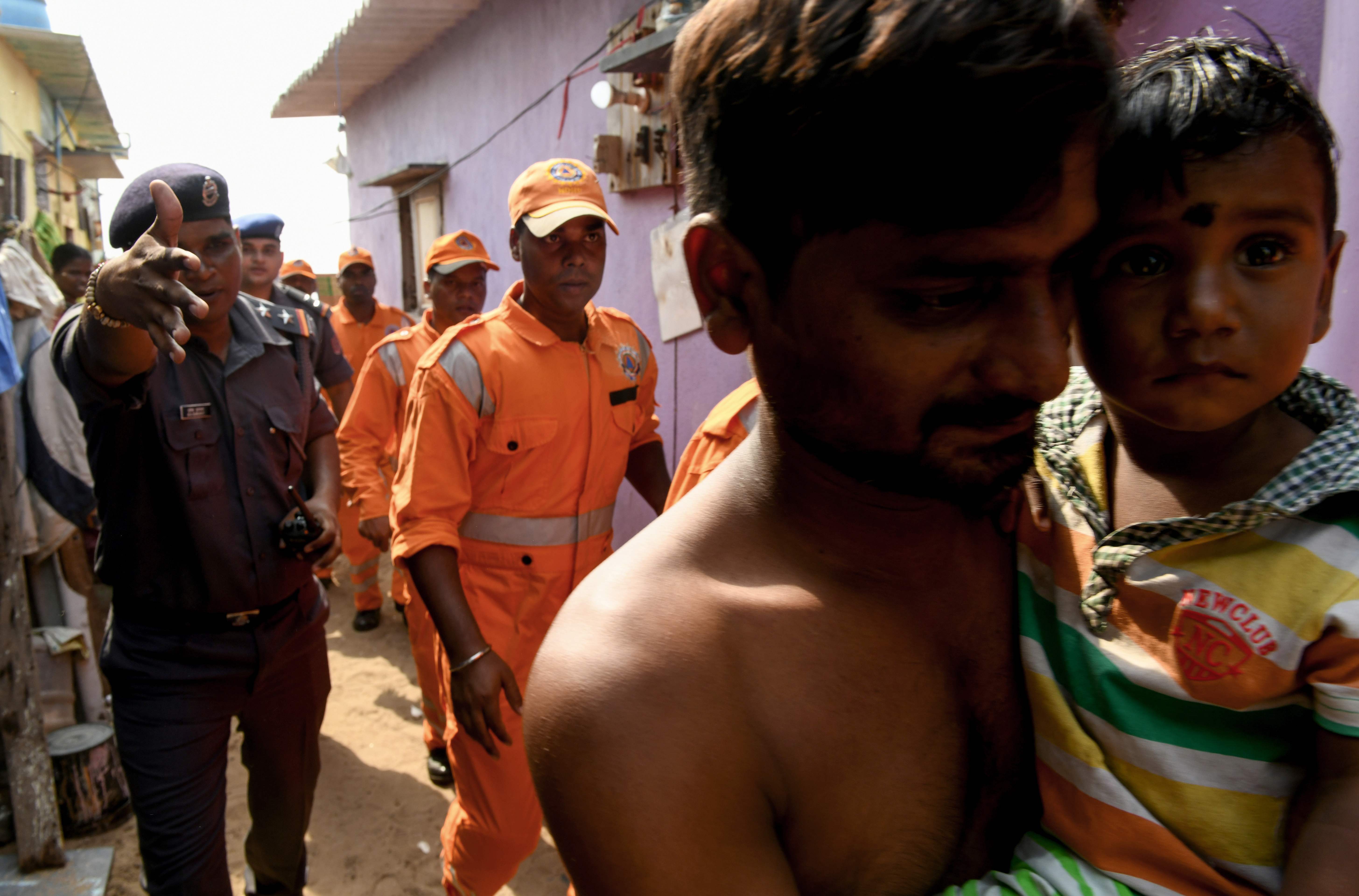 الشرطة الهندية تساعد رجال الانقاذ فى تأدية عملهم