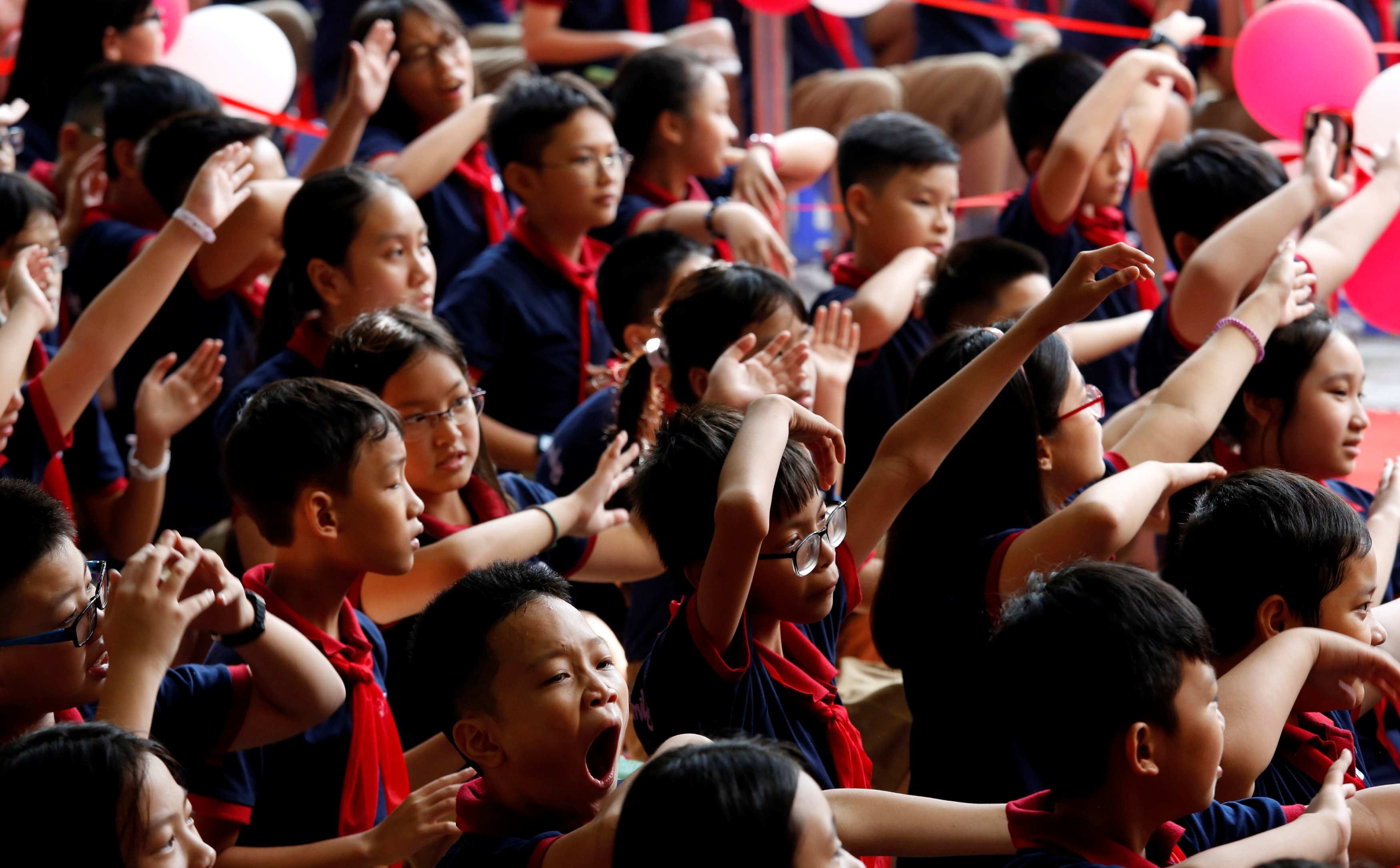 يحضر طلاب فيتناميين الاحتفال السنوي الجديد بالمدرسة الثانوية