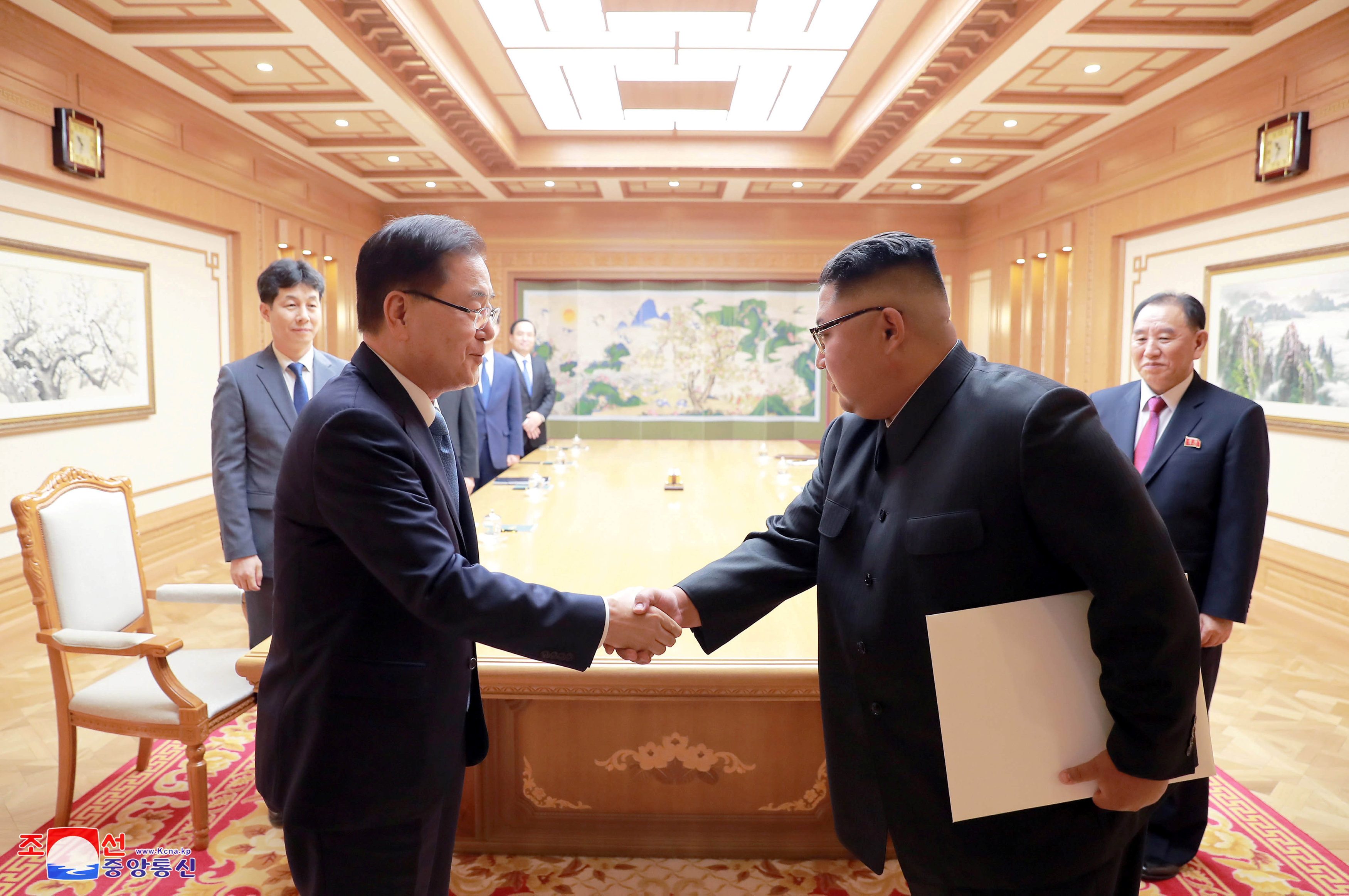 زعيم كوريا الشمالية مع مبعوث كوريا الجنوبية