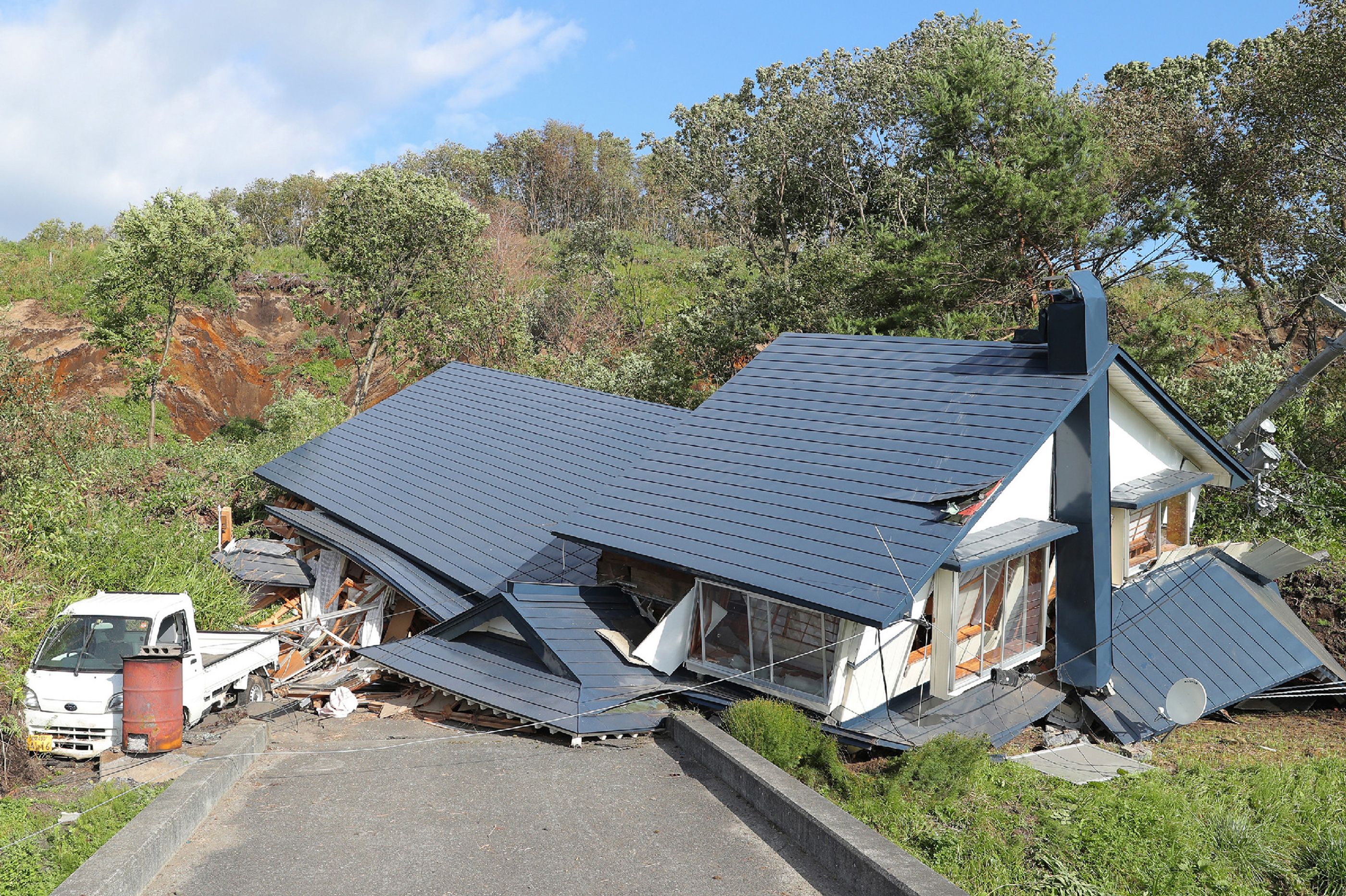 آثار زلزال اليابان وتحطم المنازل