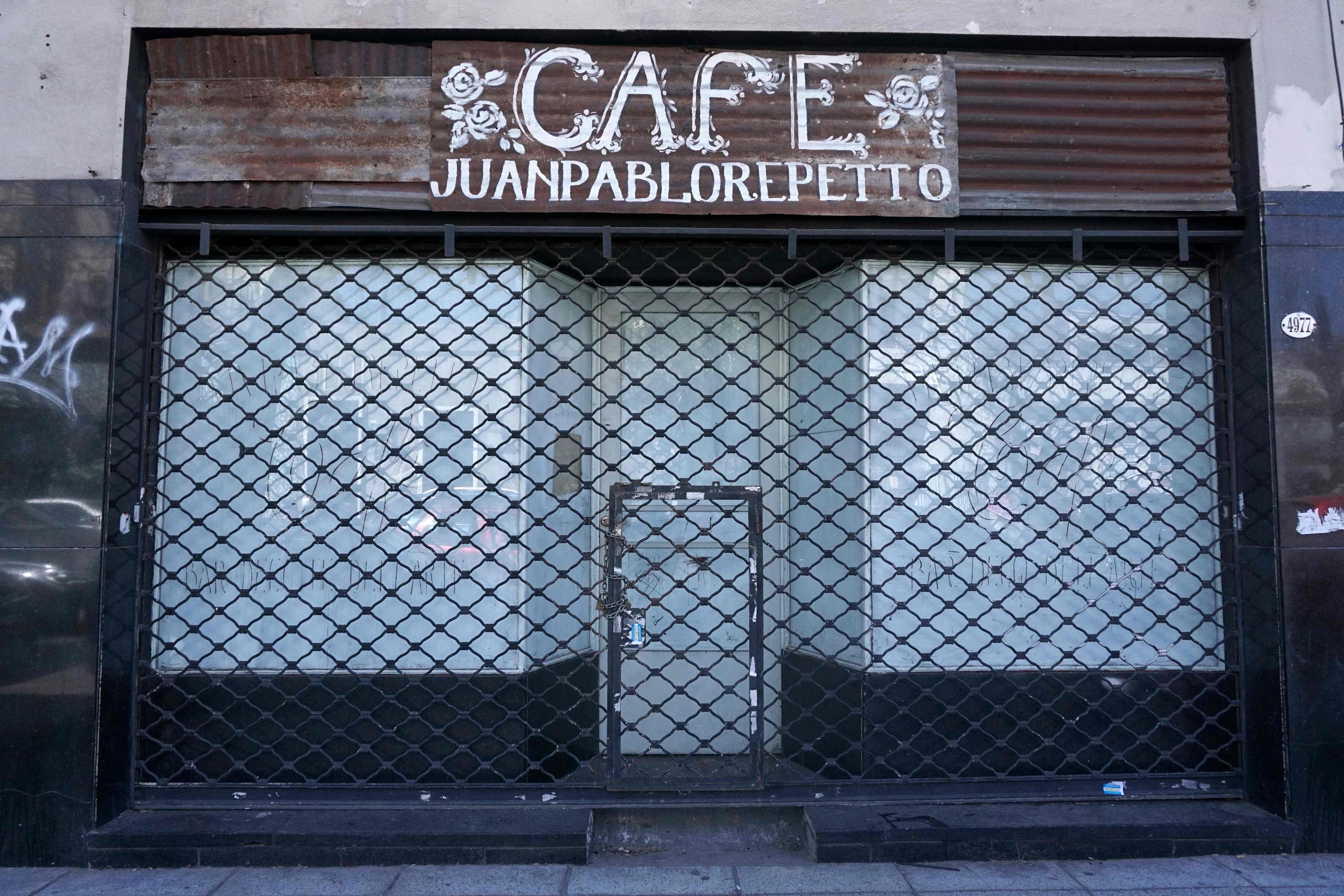 مقهى تغلق أبوابها فى الأرجنتين