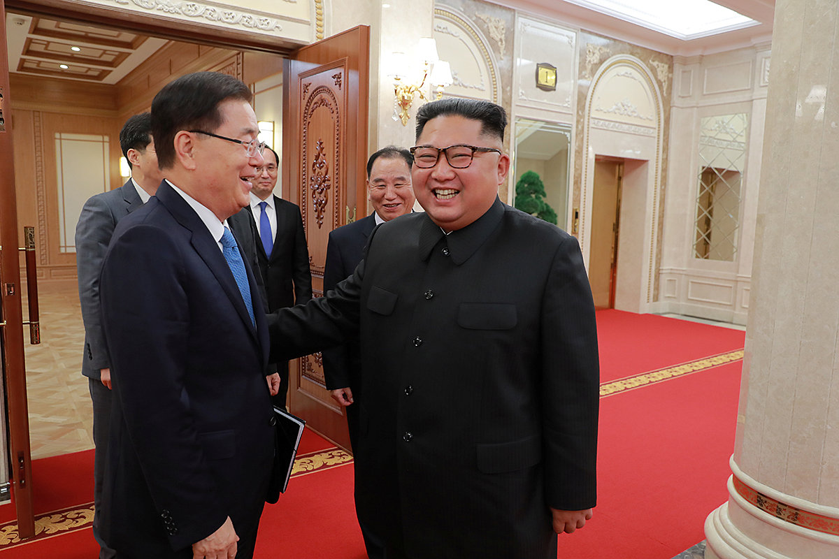 زعيم كوريا الشمالية مع مبعوث كوريا الجنوبية