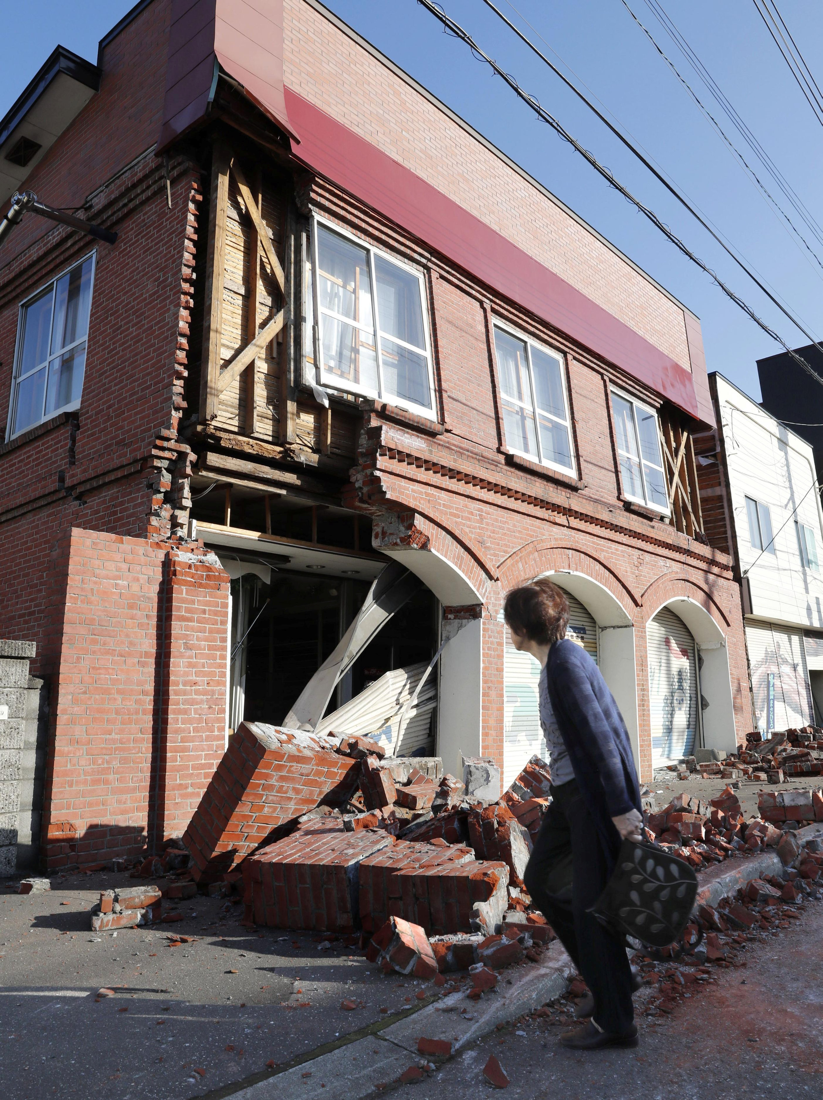 آثار زلزال اليابان وتحطم المنازل