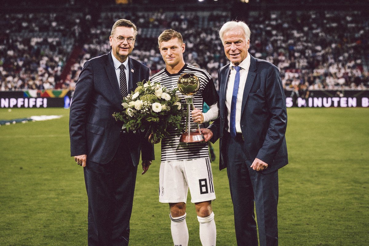 كروس يتسلم جائزة أفضل لاعب ألمانى