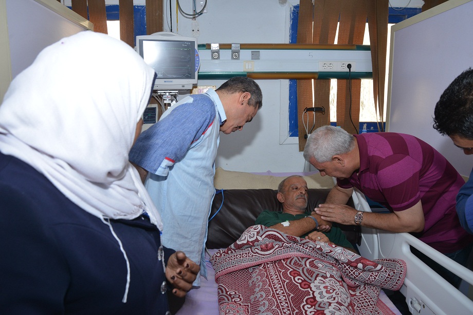           Large Majdi al-Gharabli and Dr. Mohsen Taha during the inspection of the hospital 