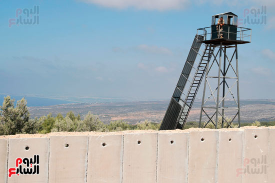جنود لبنانيين فى برج مراقبة على طول جدار جديد على الحدود الإسرائيلية اللبنانية 