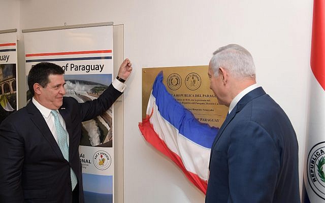 رئيس باراجواى السابق بصحبة نتنياهو أثناء افتتاح السفارة فى القدس فى مايو الماضى