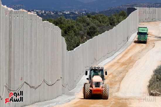 جرارات على طول جدار جديد على الحدود الإسرائيلية اللبنانية