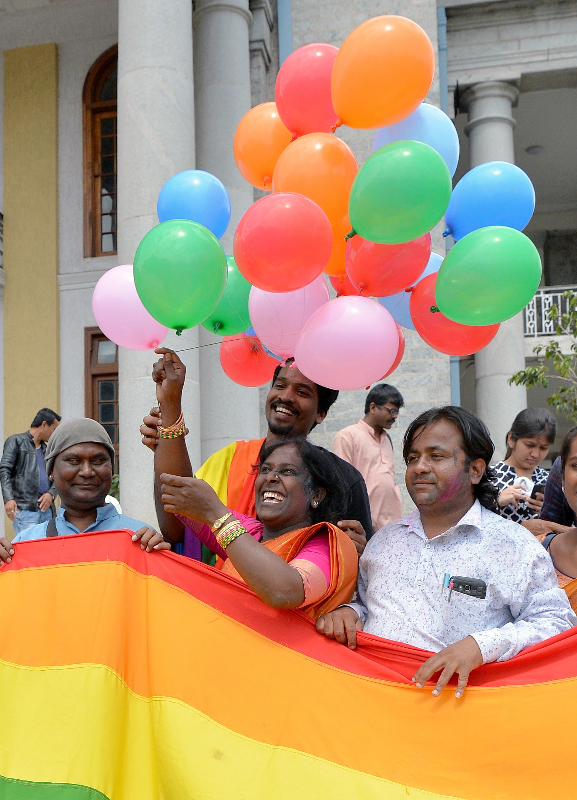 اعلام المثليين وبالونات فى الهند اثناء الاحتفالات