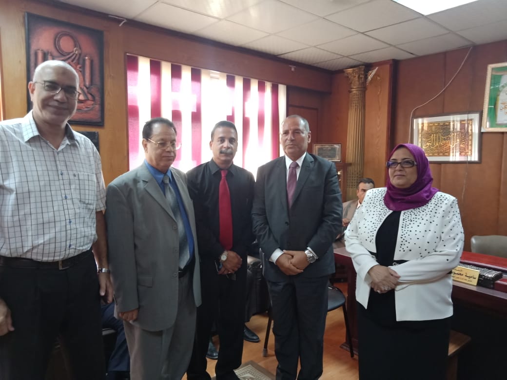 نائب محافظ القاهرة ووكيل مديرية التربية والتعليم يفتتاحا المركز المهنى لتدريب المعلمين (3)