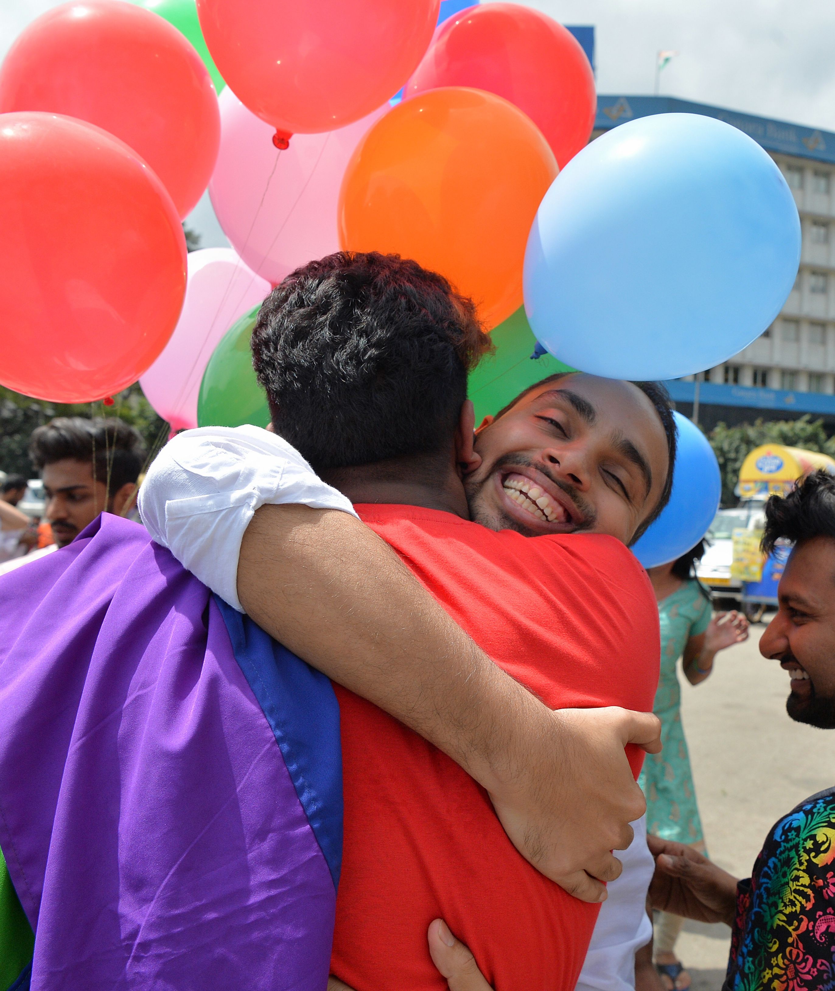احضان المثليين بالهند احتفالا بالحكم