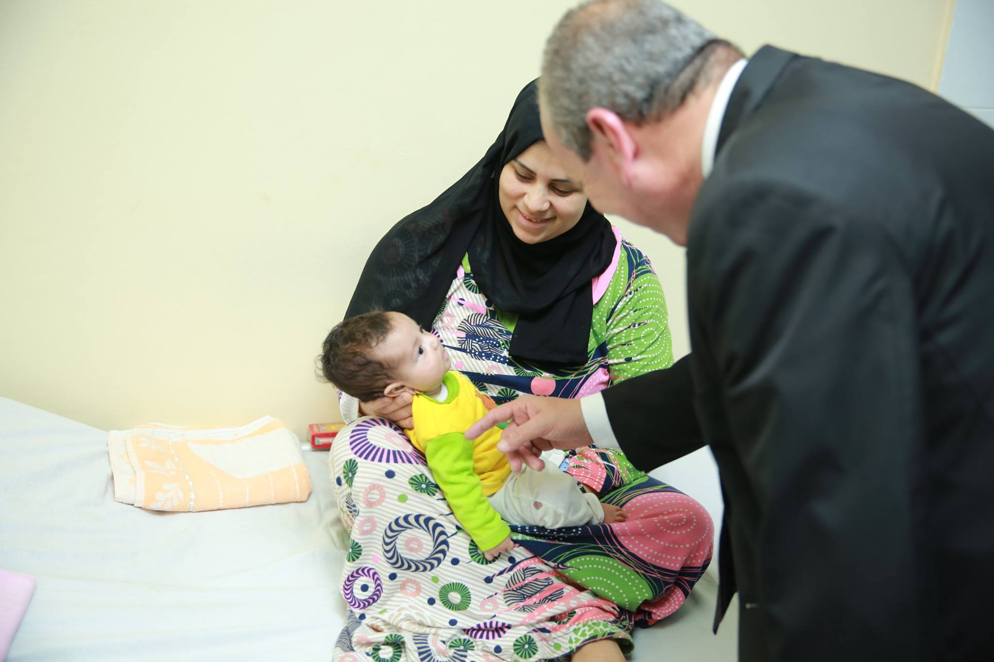 1- محافظ كفر الشيخ يداعب طفلة بمستشفى دسوق العام
