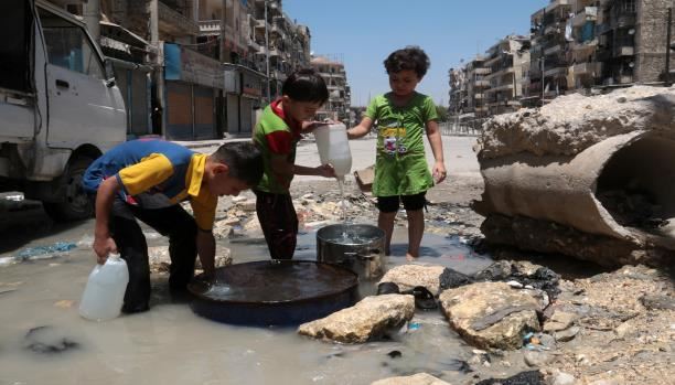 أطفال سوريا يشربون المياه الملوثة