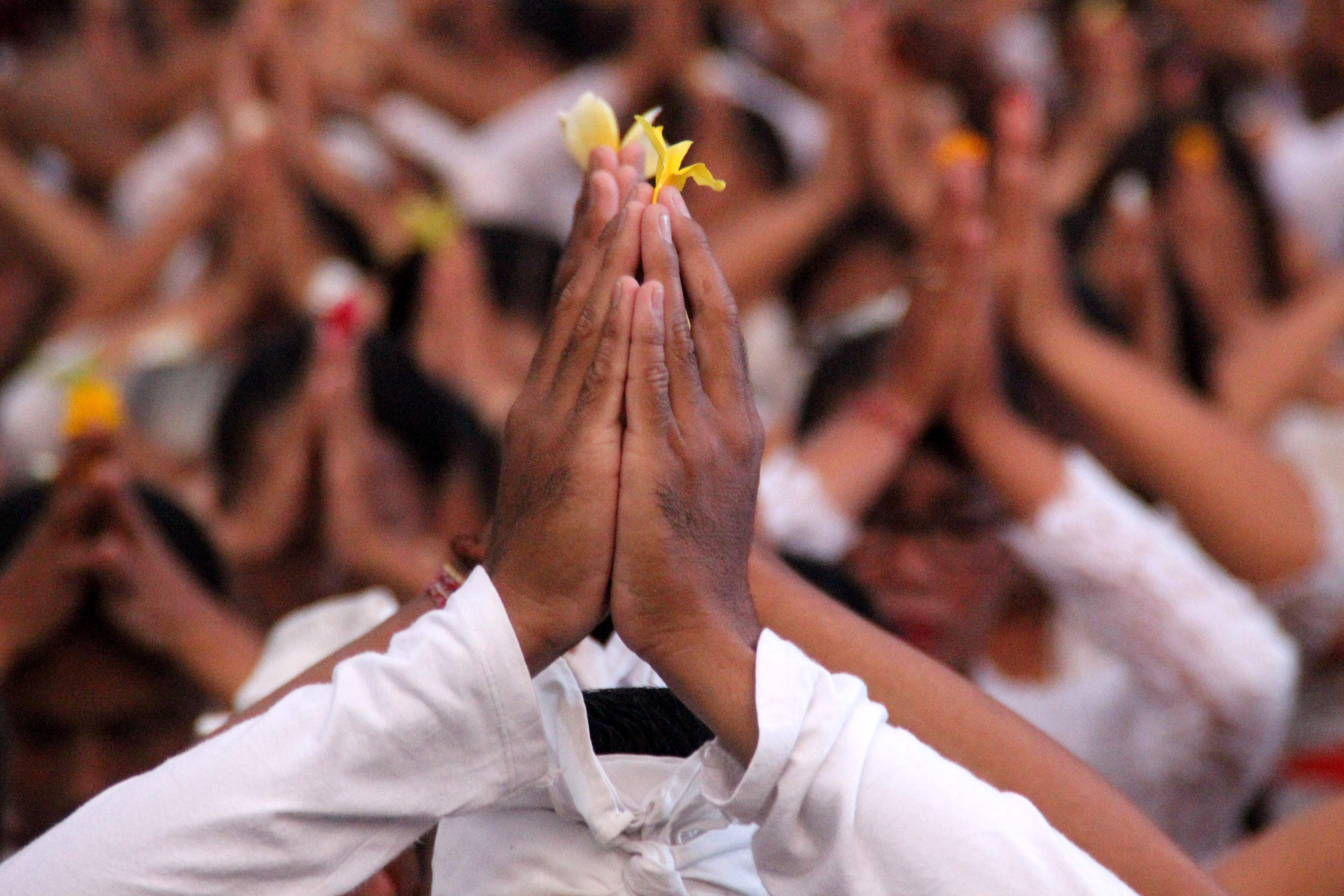 المصلون الهندوس يحملون الزهور